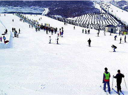滑雪场策划开发推进当地相关产业的发展